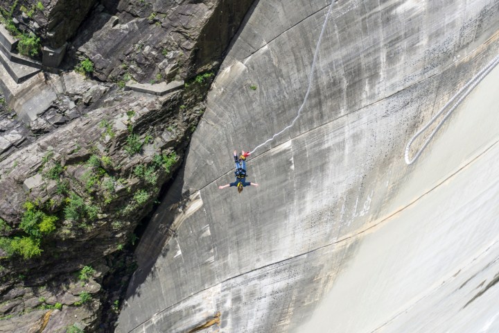 JAMES BOND GOLDENEYE BUNGEE JUMP