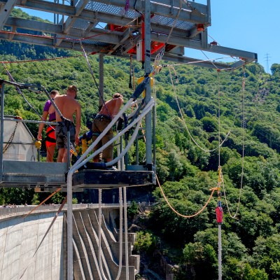 JAMES BOND GOLDENEYE BUNGEE JUMP