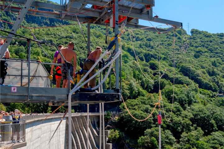 JAMES BOND GOLDENEYE BUNGEE JUMP
